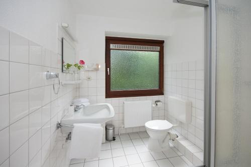 弗伦斯堡阿姆水塔酒店的白色的浴室设有卫生间和水槽。