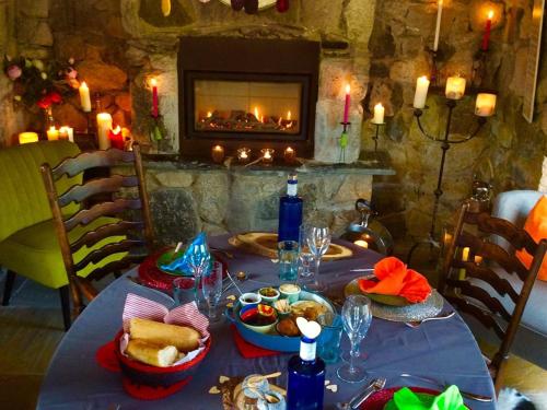 梅瓦吉西洛尔谷仓旅馆的一张带食物的桌子和一个壁炉
