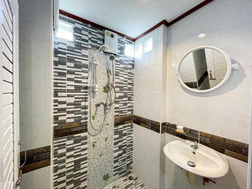 邦涛海滩H&Q Bangtao Rooms的一间带水槽和镜子的浴室
