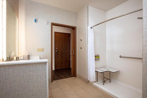 Holiday Inn Express & Suites - Beloit, an IHG Hotel的一间浴室