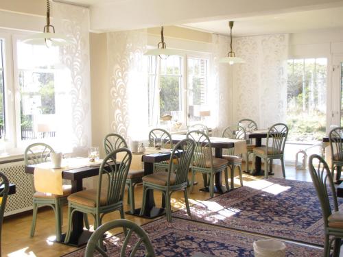博尔库姆纳加德斯坦德酒店的用餐室设有桌椅和窗户。