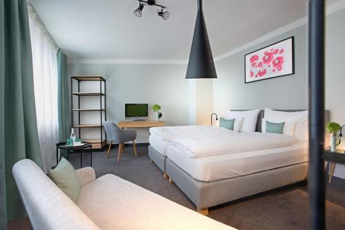 慕尼黑罗特派资酒店的酒店客房配有两张床和一张书桌