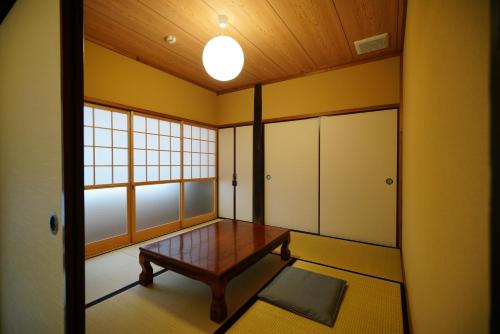 南阿苏村Ryokoji Temple的一个空房间,有桌子和窗口