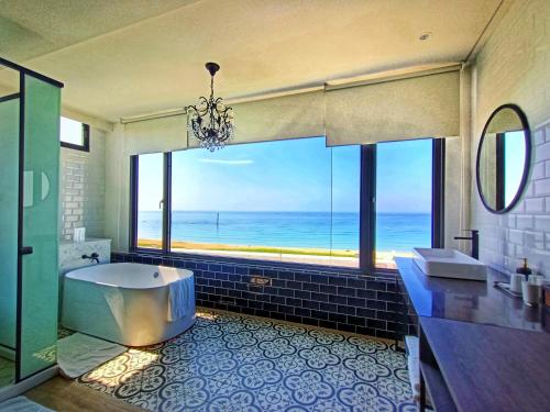 Beachcastle & Sea View Villa的一间浴室