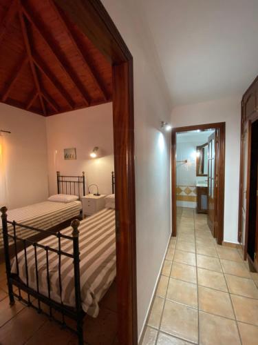 丰卡连特德拉帕尔马Villa Colon的一间带两张双层床的卧室和走廊