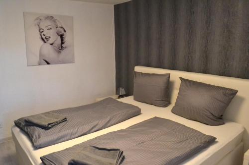 LiebstadtFerienwohnung Klüger Seitenhain的一间卧室配有两张床,一张女人的照片