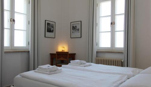 海利根达姆Haus Bischofsstab - Ferienwohnung am Meer的带窗户的客房内的2张白色床