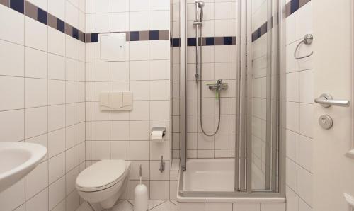 奥斯赛拜-屈隆斯博恩Ferienwohnung Parkblick Nr. 25的带淋浴、卫生间和盥洗盆的浴室