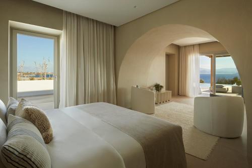 安倍拉斯PAROCKS Luxury Hotel & Spa的一间卧室设有一张大床和一个大窗户