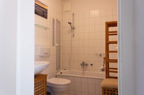 奥斯赛拜-屈隆斯博恩Ferienwohnung Elke的浴室配有卫生间、浴缸和水槽。
