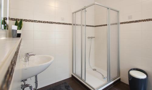 奥斯赛拜-屈隆斯博恩Ferienwohnung Zelk的带淋浴和盥洗盆的浴室