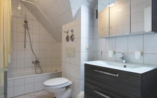 奥斯赛拜-屈隆斯博恩Ferienwohnung Birgit的浴室配有卫生间、盥洗盆和淋浴。