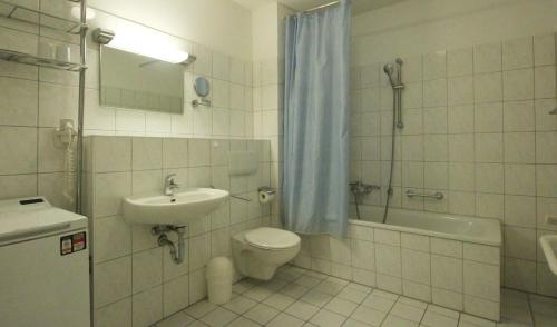 奥斯赛拜-屈隆斯博恩Ferienwohnung Warnke的一间带水槽、卫生间和淋浴的浴室
