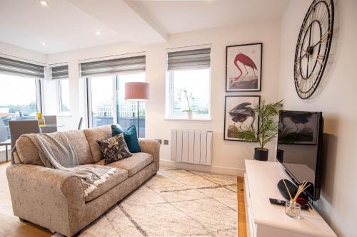 Two Bed Flat With Wrap Around Terrace Near Legoland, Windsor, Tube Station的休息区