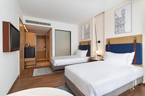 帕纳吉The Crescent的酒店客房设有两张床和电视。