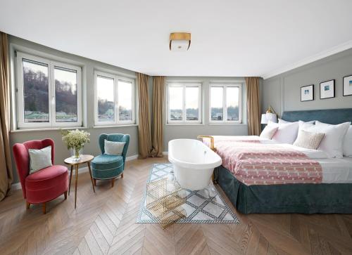萨尔茨堡numa l Mozart的酒店客房配有一张床和浴缸。