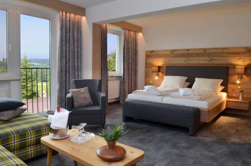 比绍夫斯格林凯瑟奥姆酒店的酒店客房配有床、沙发和桌子。