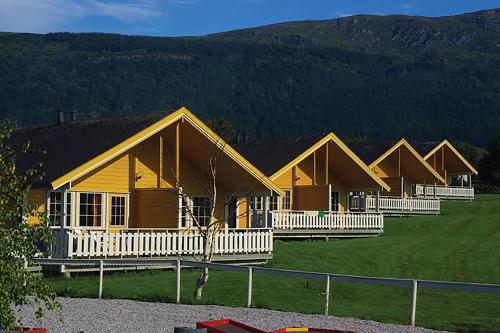 NesnaTopcamp Havblikk - Helgeland的山边田野上的一排小屋