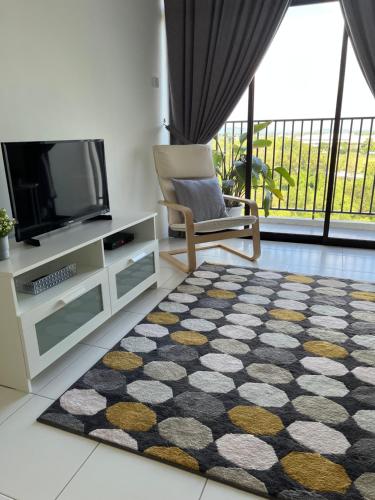阿罗士打PadiViu Family Suite at Imperio Professional Suite, Alor Setar的客厅配有电视、椅子和地毯。