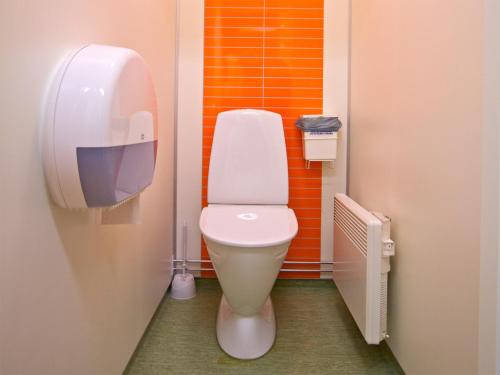 松兹瓦尔松兹瓦尔市加菲尔比恩青年旅舍的浴室设有白色卫生间和橙色墙壁。