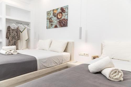 纳克索乔拉Depis castle Renata luxury apartments的一间卧室设有两张床,墙上挂着一幅画