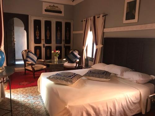 马拉喀什里亚德西霸旅馆的一间卧室配有一张带两个枕头的床