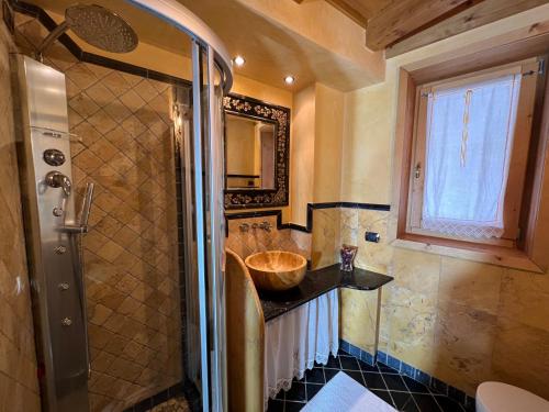 梅佐拉戈Casa Monica Ledro Attico的一间带水槽和淋浴的浴室