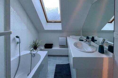 OzL'Alp'Oz的白色的浴室设有水槽和浴缸。