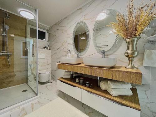 比哈奇Crystal Račić的一间带两个盥洗盆和淋浴的浴室