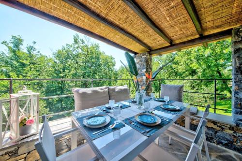 卡莫利I Giardini di Camogli - VILLA SÀRVIA, garden&pool的阳台的用餐室配有桌椅