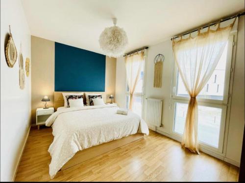 尚特洛普恩布里Joli appartement Proche Disney的一间卧室设有一张大床和一个大窗户