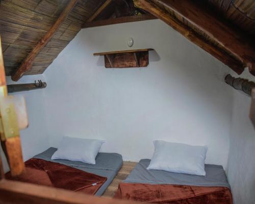 圣罗莎德卡瓦尔Camping lagos de venecia的带屋顶的客房内的两张床