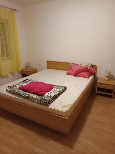 斯克拉丁Apartman Skradin的一间卧室配有一张带两个枕头的床