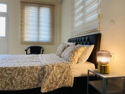 安曼扎曼雅扎曼精品酒店的一间卧室设有一张床和一个窗口