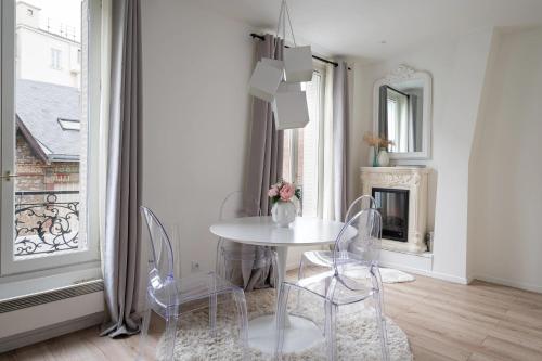 伊西莱穆利诺Appartement Design&Nouveau, ParisExpo Pte-de-Versaille, Parking&Netflix的窗户客房内的白色桌椅