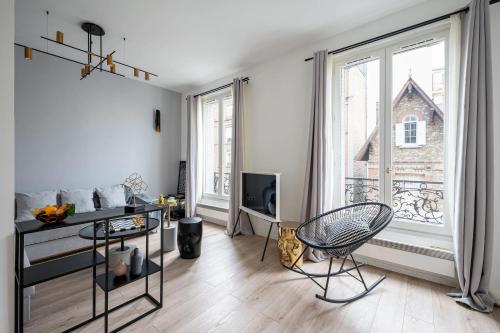 伊西莱穆利诺Appartement Design&Nouveau, ParisExpo Pte-de-Versaille, Parking&Netflix的客厅配有椅子和大窗户