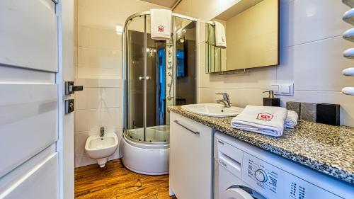 Apartament Zdrojowy z Sauną - 5D Apartamenty的一间浴室