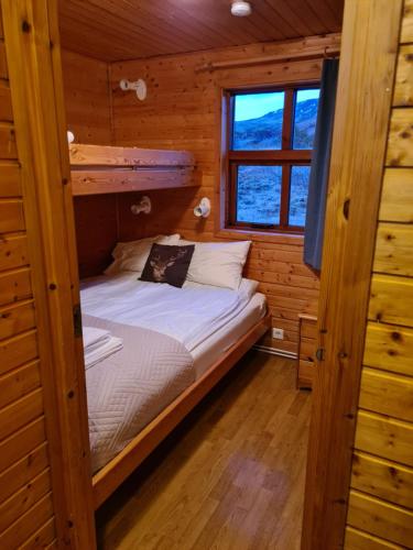 惠拉盖尔济布斯塔吉尔峡谷度假屋的小木屋内一间卧室,配有一张床