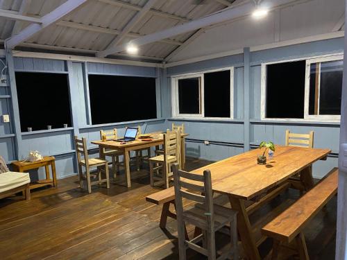 巴亚索拉诺Choibana Ecolodge的用餐室设有桌椅和窗户。