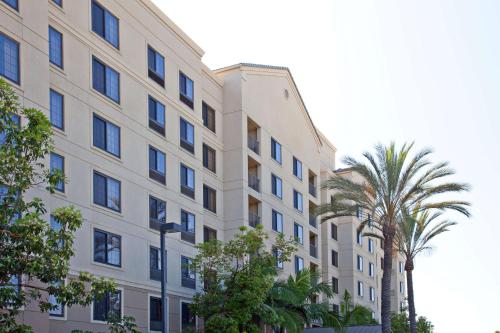 安纳海姆Sonesta ES Suites Anaheim Resort Area的一座棕榈树建筑