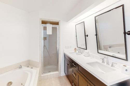 拉德洛Solitude Village H102的白色的浴室设有浴缸、水槽和镜子