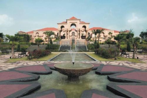 新山0803 Family Suites Bukit Indah TVbox Wifi Games Toy的一座大型建筑,前面有一个喷泉