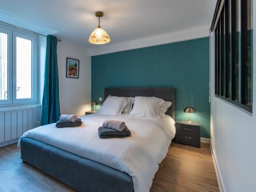 索恩河畔自由城CABANA & Le Saint Amour - Centre-Ville的一间卧室配有一张大床和两条毛巾