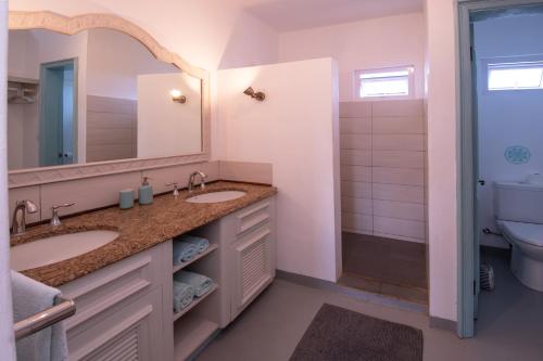 康隆尼角曼荼罗莫里斯度假屋的浴室设有2个水槽和镜子