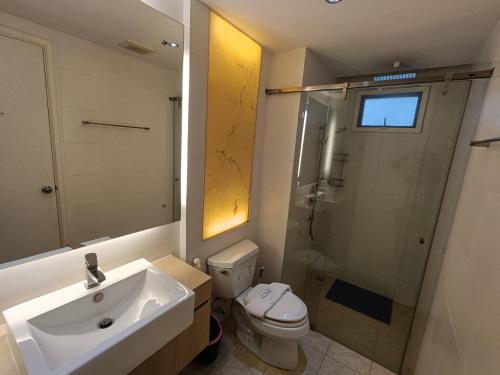 乔木提恩海滩亚特兰蒂斯桑普度假公寓的一间带水槽、淋浴和卫生间的浴室