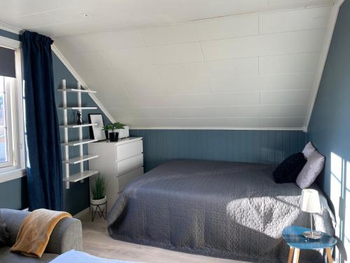 拉尔维克Modern, small appartment的一间卧室设有一张床和一个书架