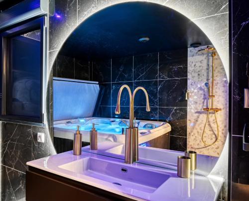 圣西尔-莱科勒Villa avec jacuzzi privatif的一间带水槽和两个水龙头的浴室