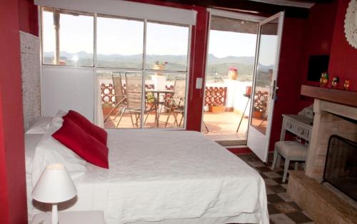 塞戈尔韦Casa Rural Media Luna的一间卧室设有一张床和一个大窗户