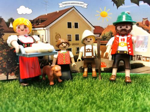 巴特比恩巴赫Zur Mühle的一群站在草地上的玩具人