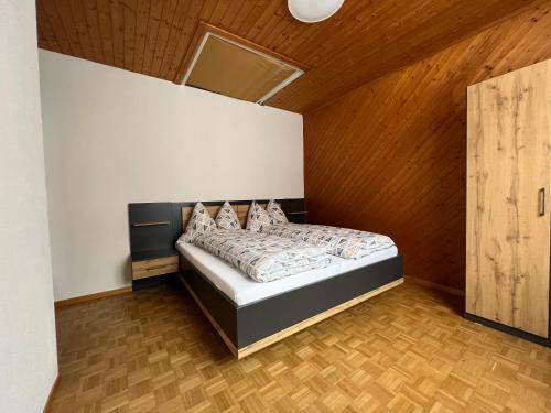 迪森蒂斯Ferienwohnung Dorfzentrum的一间卧室设有一张木天花板床。